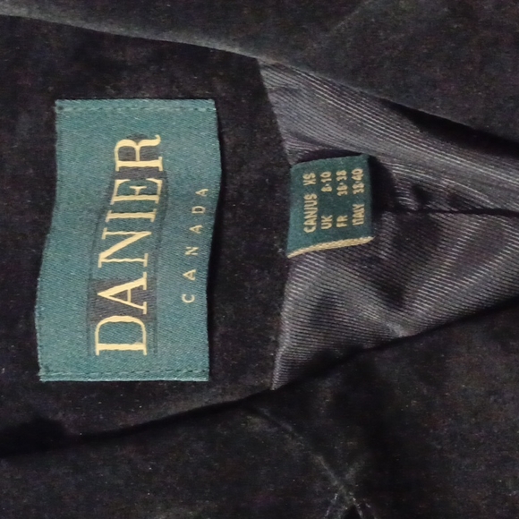 Gorgeous Danier jacket and matching skirt set - Picture 6 of 8